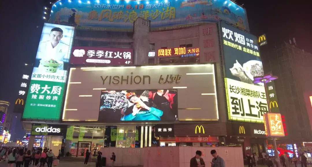走訪長沙、重慶等地后，我總結出一套做燈箱廣告牌“吸金術”