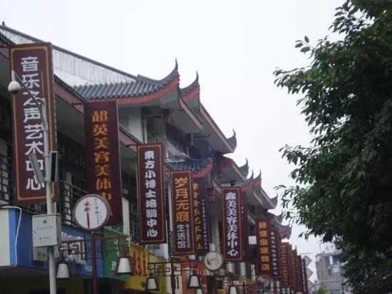 中國街道廣告牌燈箱有多野？瞅瞅這些讓人笑掉大牙的品牌名31