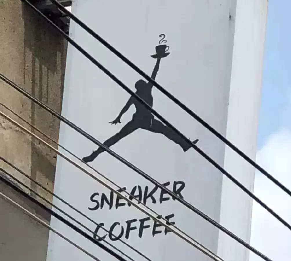 中國路邊的跨街廣告牌，我能笑一年4