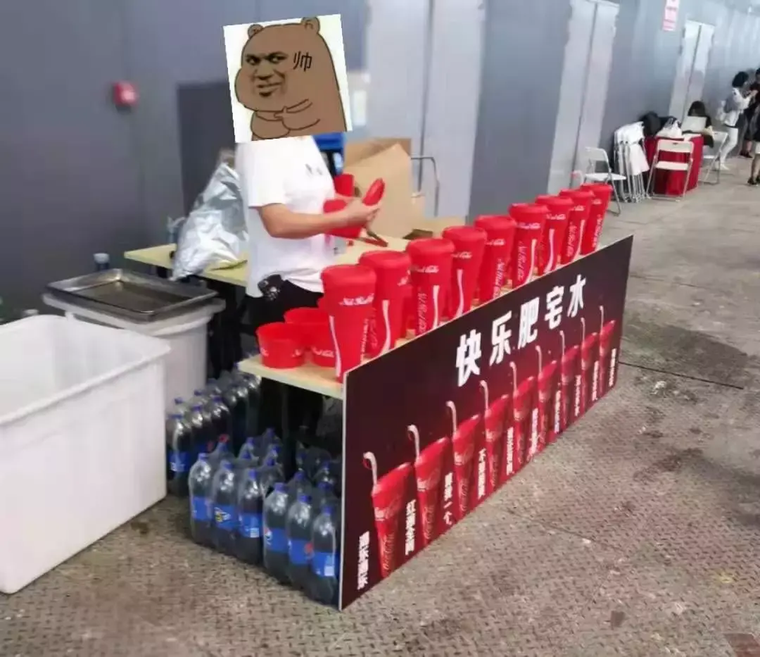 中國路邊的跨街廣告牌，我能笑一年27