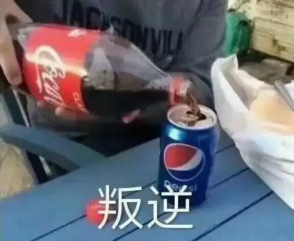中國路邊的跨街廣告牌，我能笑一年28